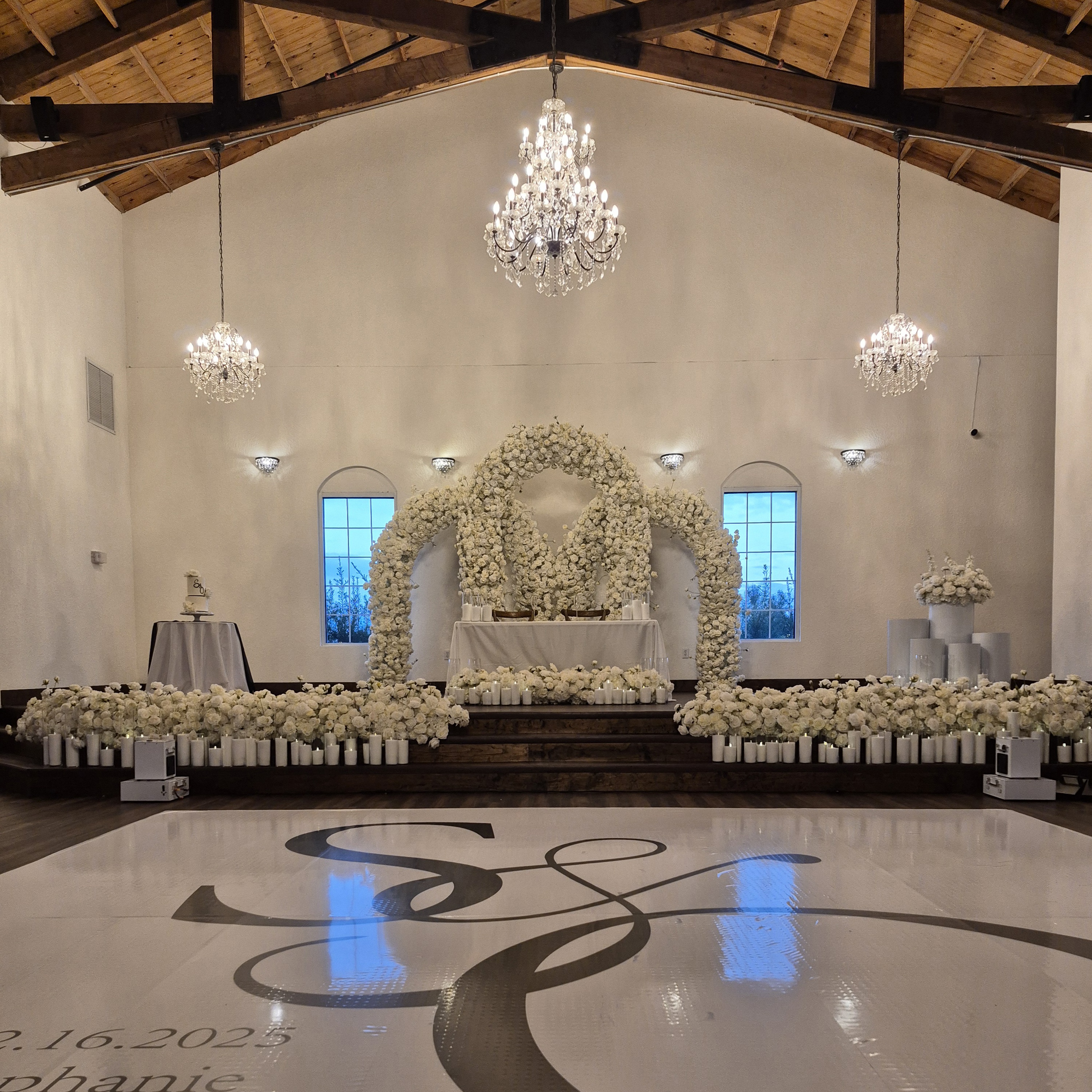 #AA0023 - 10 White Rose Runners, Triple Arch, 72 Sand Wax, $1 300.00 10 White Rose Runners, Triple Arch, 72 Sand Wax